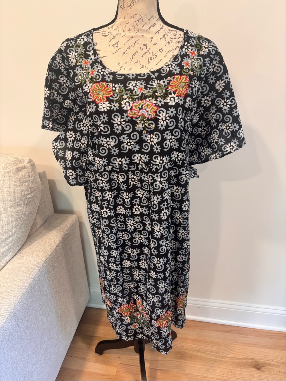 April Cornell embroidered shift dress size medium